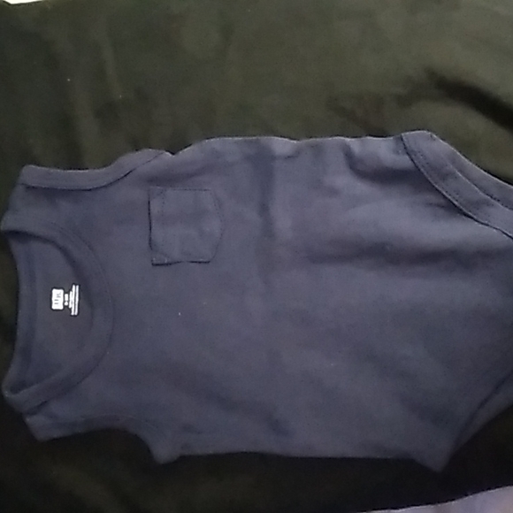 Bundle of unisex sleeveless onesies - Picture 5 of 6